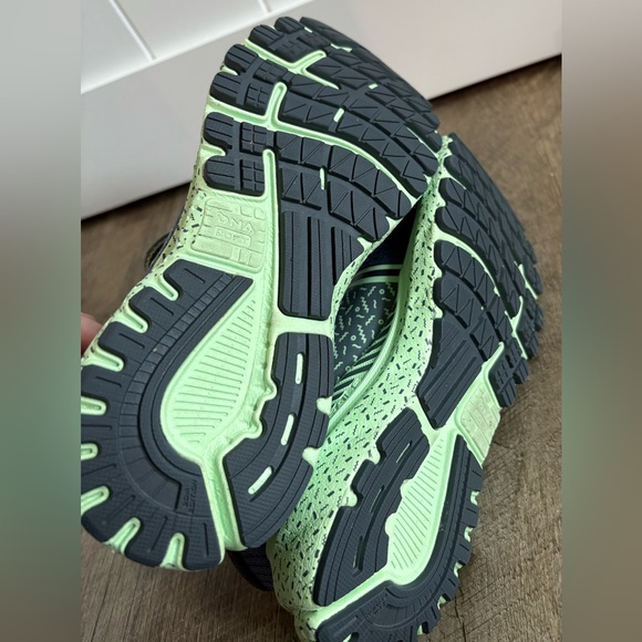 Brooks Adrenaline GTS 20 Tennis Shoes - Picture 5 of 6